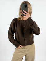 Modelfoto af pige med brun NATALIE strik cardigan, samt beige TOKYO jeans. Set forfra. Alt er fra BySofieSønderby