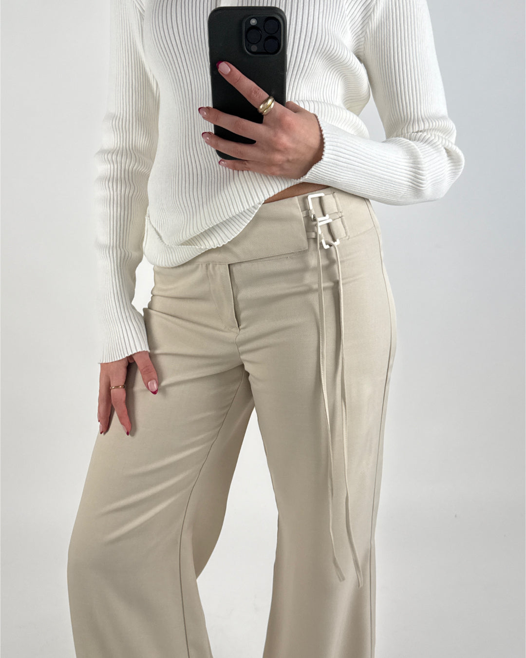 Modelbillede af beige NATALY bukser. Set forfra. Fra BySofieSønderby