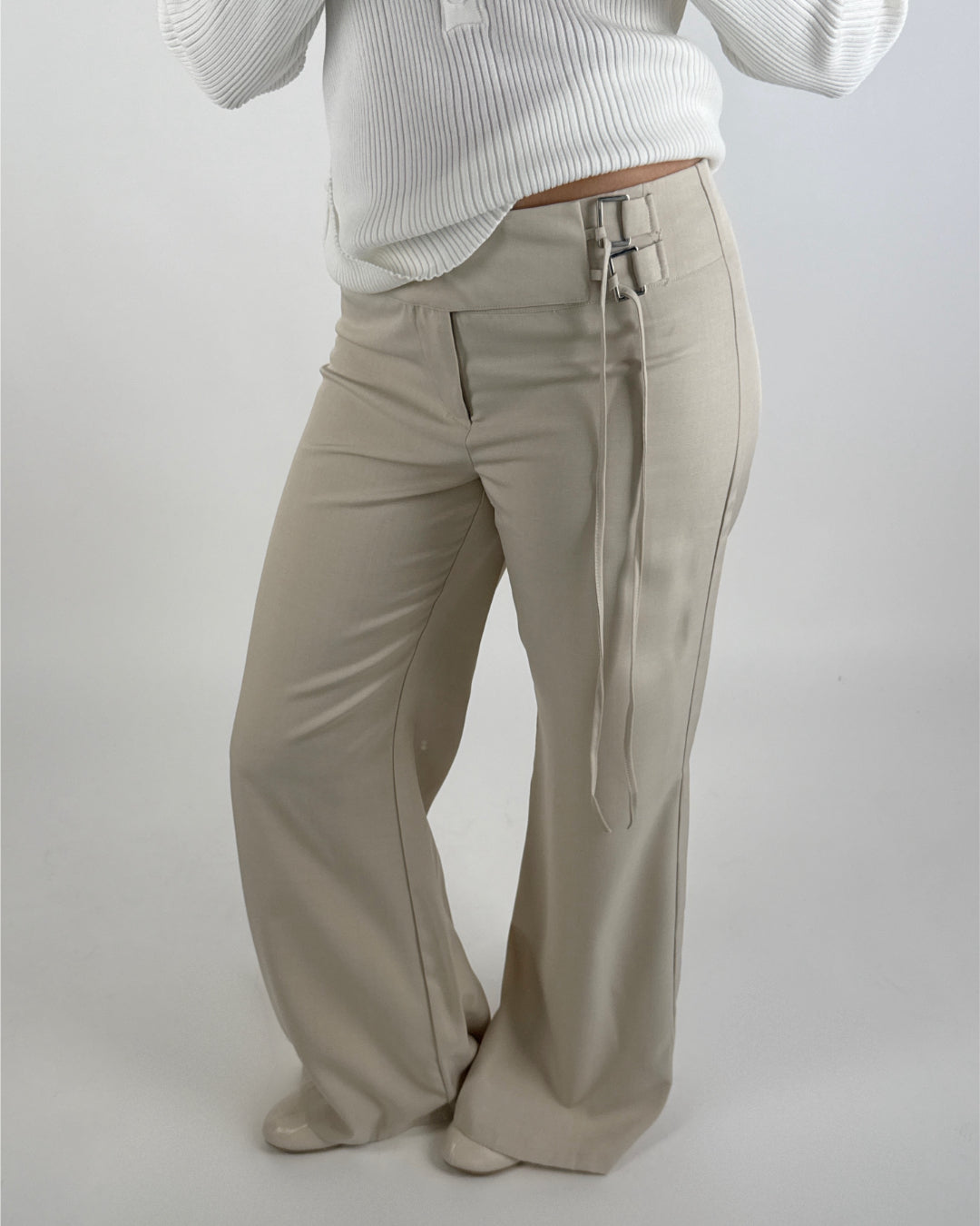 Modelbillede af beige NATALY bukser. Set forfra. Fra BySofieSønderby