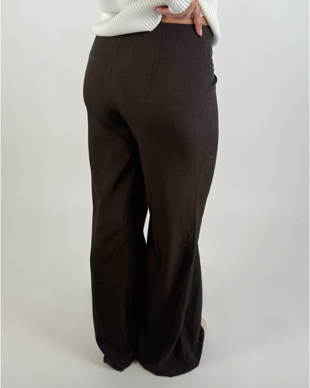 Modelbillede af brune NATALY bukser. Set bagfra. Fra BySofieSønderby