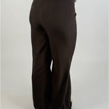 Modelbillede af brune NATALY bukser. Set bagfra. Fra BySofieSønderby