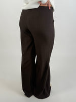 Modelbillede af brune NATALY bukser. Set bagfra. Fra BySofieSønderby