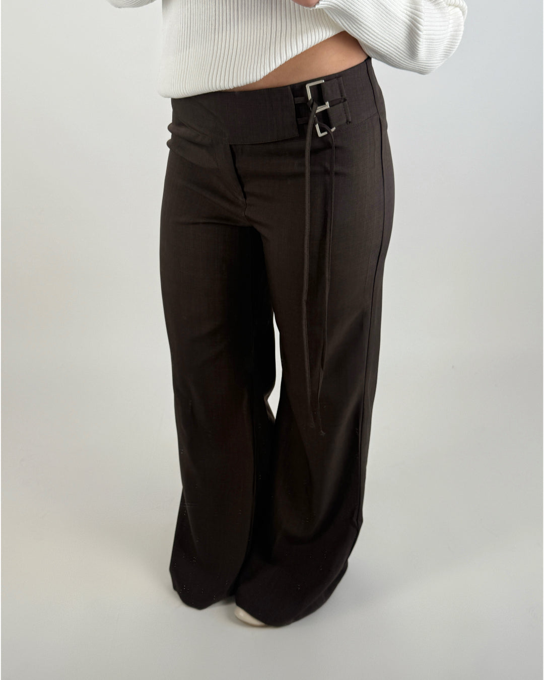 Modelbillede af brune NATALY bukser. Set forfra. Fra BySofieSønderby