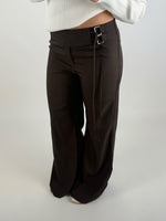 Modelbillede af brune NATALY bukser. Set forfra. Fra BySofieSønderby