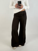 Modelbillede af brune NATALY bukser. Set forfra. Fra BySofieSønderby