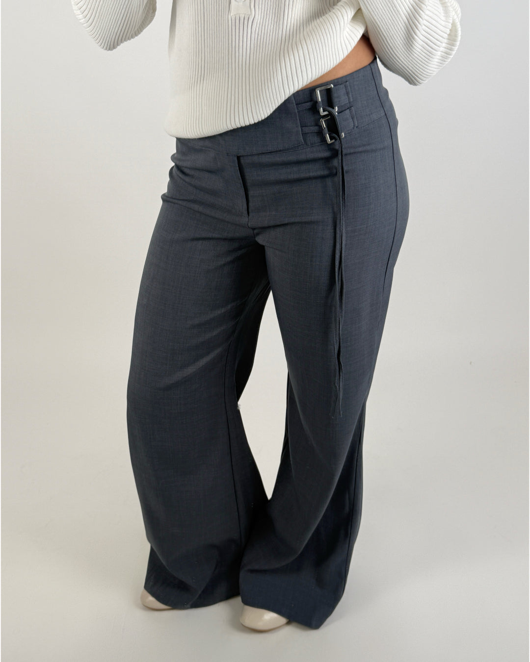 Modelbillede af grå NATALY bukser. Set forfra. Fra BySofieSønderby