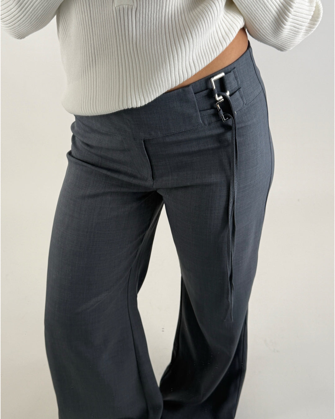 Modelbillede af grå NATALY bukser. Set forfra. Fra BySofieSønderby