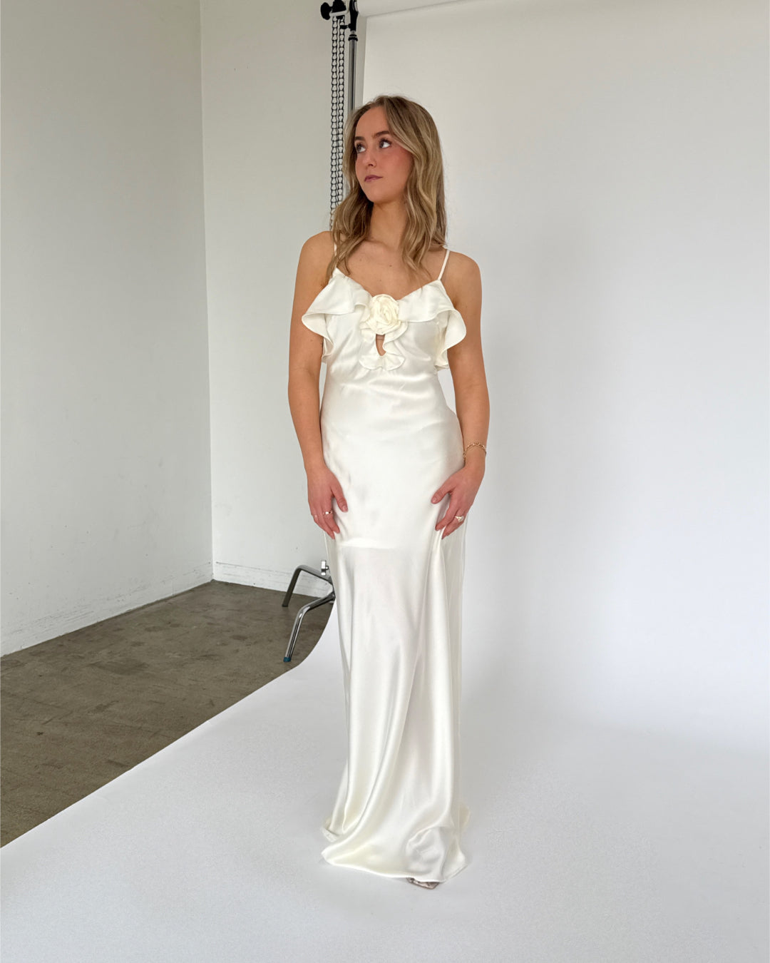 Modelbillede af cremefarvet NICOLA strop kjole detalje på bryst. Set bagfra. Fra BySofieSønderby