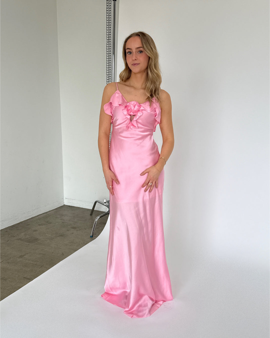 Modelbillede af lyserød NICOLA strop kjole detalje på bryst. Set forfra. Fra BySofieSønderby