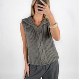 Modelfoto af pige i grå OCEAN strikvest med kabelstrik-detalje  og grå LISA bukser. Alt er fra BySofieSønderby.