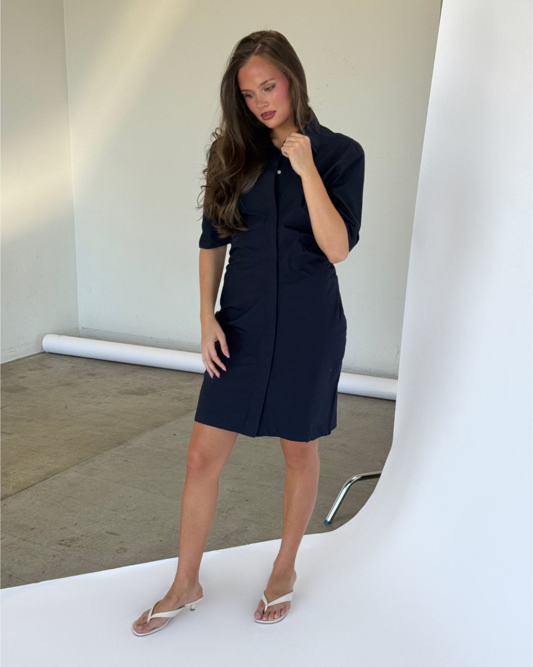 Modelbillede af navy OLEANE kjole. Set forfra. Fra BySofieSønderby