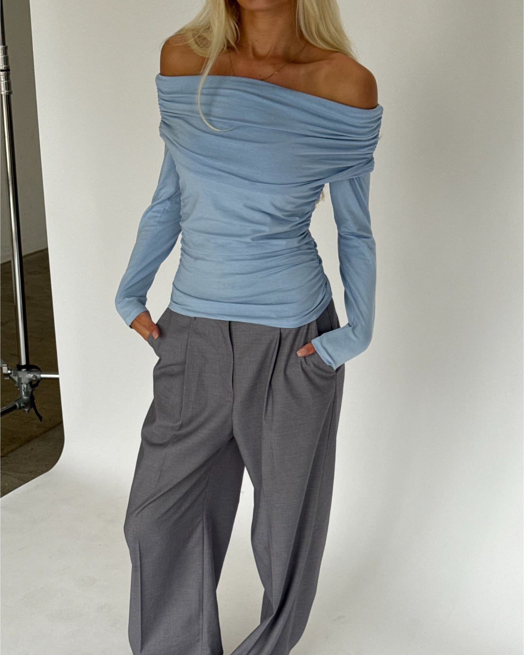 Modelbillede af OLIVE bluse i blå. Fra BySofieSønderby