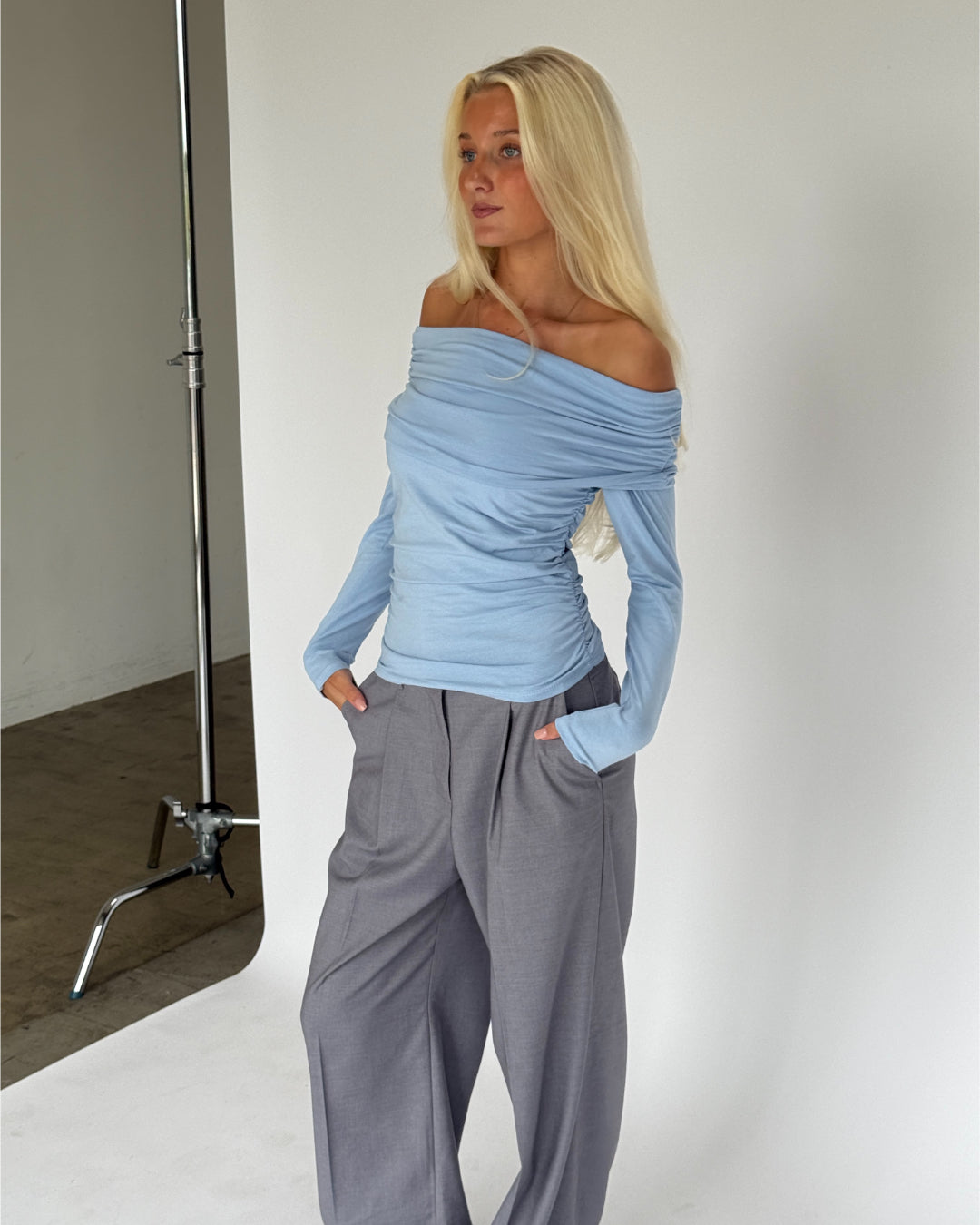 Modelbillede af OLIVE bluse i blå. Fra BySofieSønderby