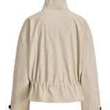 Produktbillede af beige OLIVIA jakke. Set bagfra. Fra BySofieSønderby