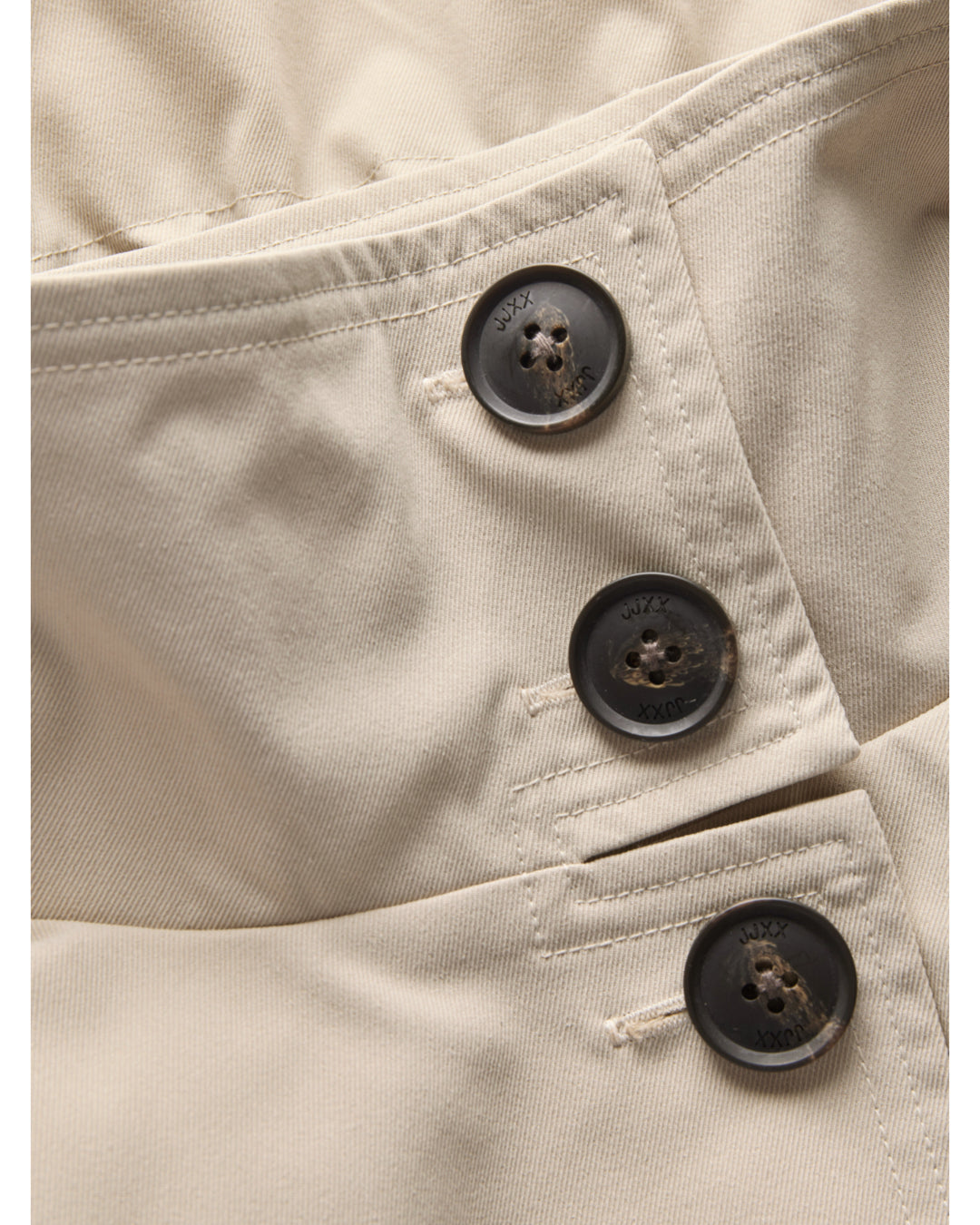 Detaljebillede af beige OLIVIA jakke. Fra BySofieSønderby