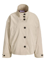 Produktbillede af beige OLIVIA jakke. Set forfra. Fra BySofieSønderby