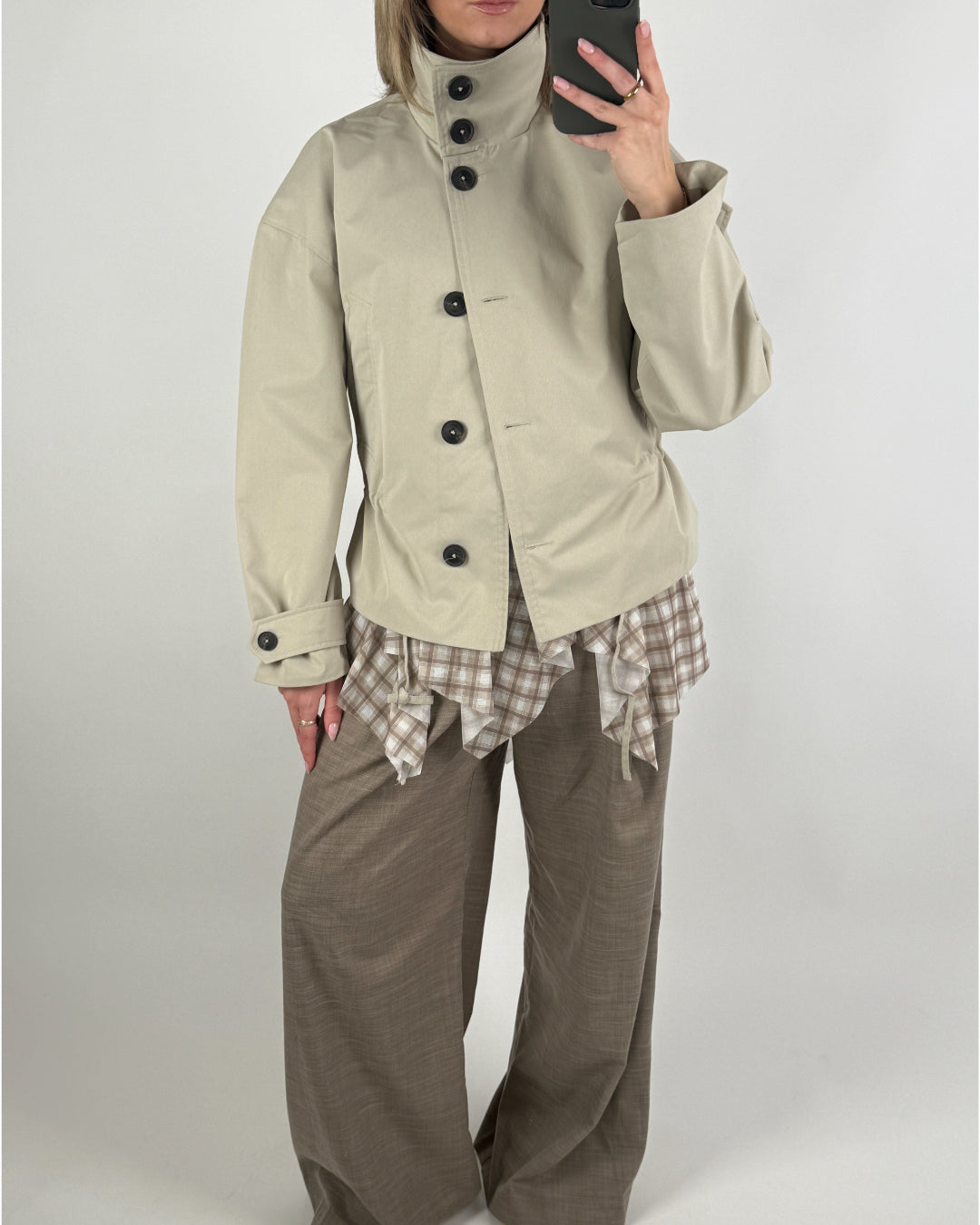 Modelbillede af beige OLIVIA trenchcoat. Set forfra. Fra BySofieSønderby