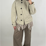 Modelbillede af beige OLIVIA trenchcoat. Set forfra. Fra BySofieSønderby
