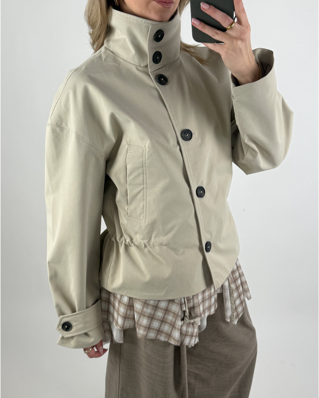 Modelbillede af beige OLIVIA trenchcoat. Set forfra. Fra BySofieSønderby