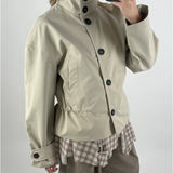 Modelbillede af beige OLIVIA trenchcoat. Set forfra. Fra BySofieSønderby