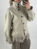 Modelbillede af beige OLIVIA trenchcoat. Set forfra. Fra BySofieSønderby