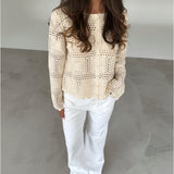 Modelfoto af pige som bærer en cremefarvet ORELLA cardigan med knapper, samt hvide jeans. Alt er fra BySofieSønderby
