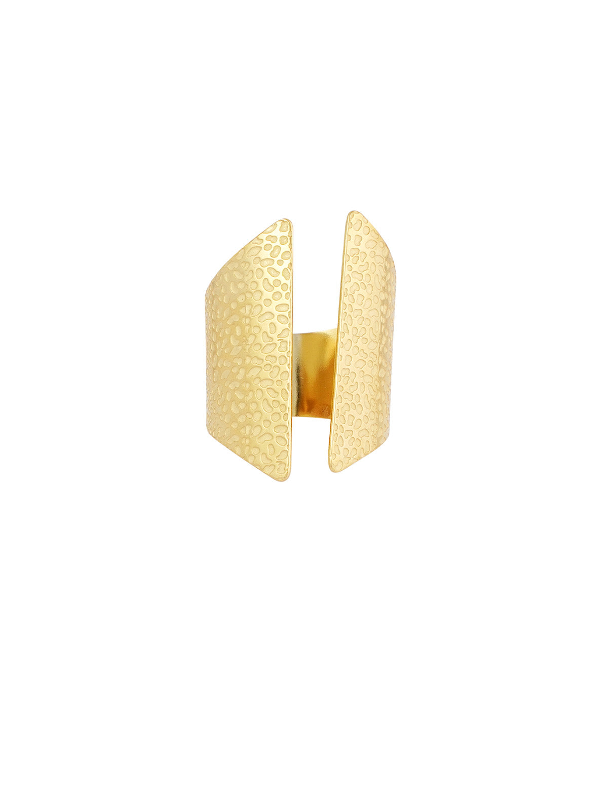 Guldring med tekstureret, bølget overflade, står oprejst mod en hvid baggrund. Ringskinnen er åbnet i midten og fremstår elegant med et unikt design.