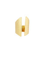 Guldring med tekstureret, bølget overflade, står oprejst mod en hvid baggrund. Ringskinnen er åbnet i midten og fremstår elegant med et unikt design.