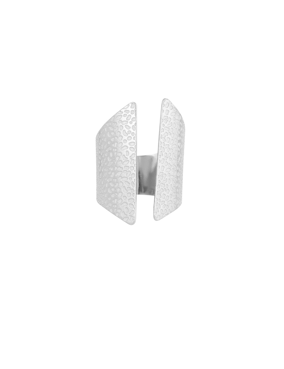 Sølvring med et åbent design og præget tekstur, der skaber et moderne og elegant udseende. Baggrunden er enkel og hvid, fremhæver ringens detaljer.