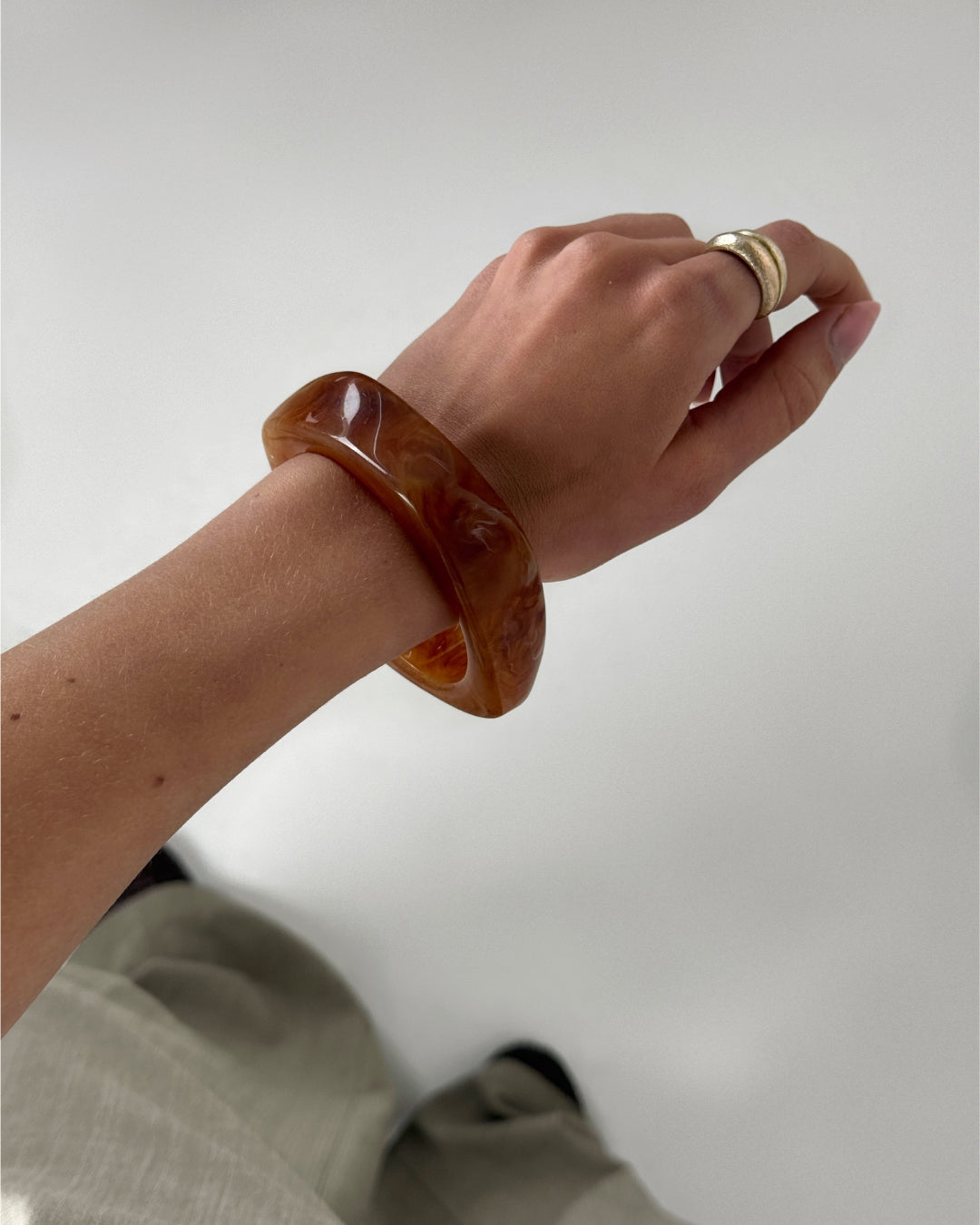 Modelbillede af brunt PEYTON bangle. Fra BySofieSønderby