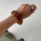 Modelbillede af brunt PEYTON bangle. Fra BySofieSønderby
