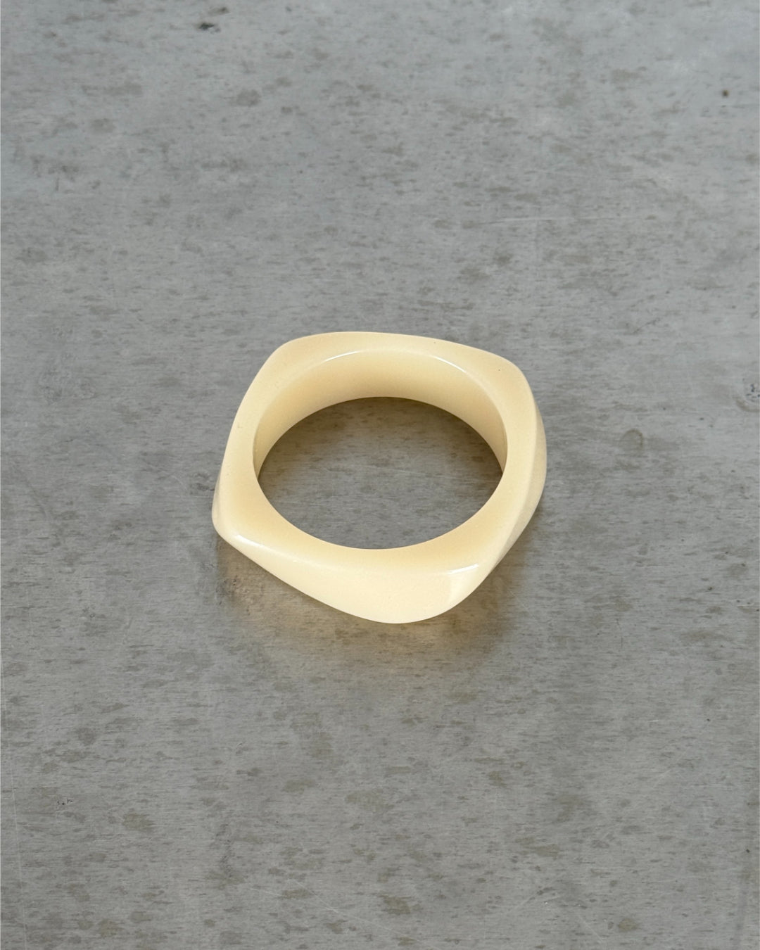 Billede af creme farvet PEYTON bangle. Fra BySofieSønderby