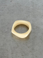 Billede af creme farvet PEYTON bangle. Fra BySofieSønderby