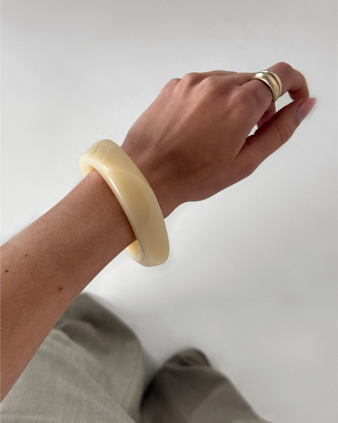 Modelbillede af creme farvet PEYTON bangle. Fra BySofieSønderby