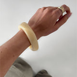 Modelbillede af creme farvet PEYTON bangle. Fra BySofieSønderby