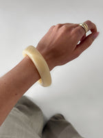 Modelbillede af creme farvet PEYTON bangle. Fra BySofieSønderby