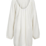 Hvid løstsiddende bluse med lange ærmer hænger frit mod en neutral baggrund. Stoffet har en let, krøllet tekstur, og blusen har en rund udskæring.
