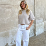Stemningsbillede af pige der bærer beige POPPY strik t-shirt. Fra BySofieSønderby
