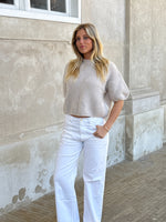 Stemningsbillede af pige der bærer beige POPPY strik t-shirt. Fra BySofieSønderby