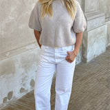 Stemningsbillede af pige der bærer beige POPPY strik t-shirt. Fra BySofieSønderby