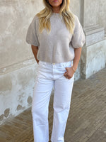 Stemningsbillede af pige der bærer beige POPPY strik t-shirt. Fra BySofieSønderby