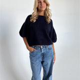 Modelfoto af pige i navy Poppy strik t-shirt og blå Nanna jeans. Alt er fra BySofieSønderby