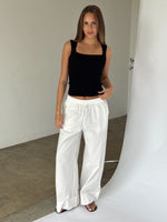 Modelbillede af POSIE strik top, sort og DANIA wide leg bukser, hvid. Begge fra BySofieSønderby