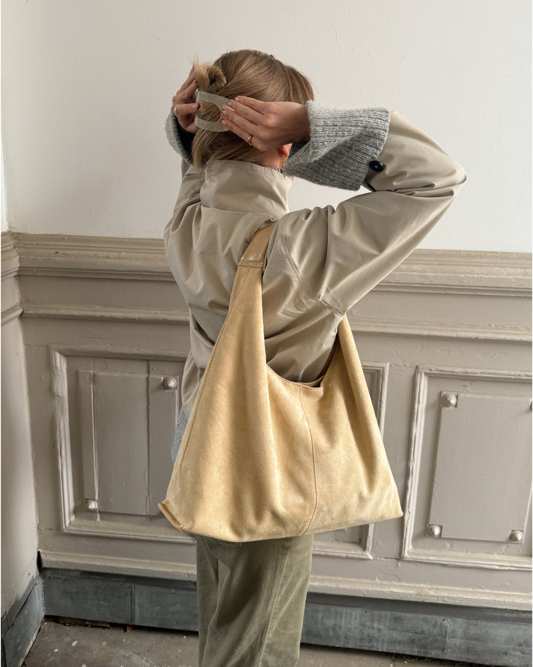 Stemningsbillede af beige RAINA taske. Fra BySofieSønderby