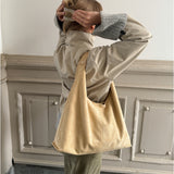 Stemningsbillede af beige RAINA taske. Fra BySofieSønderby
