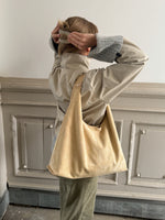 Stemningsbillede af beige RAINA taske. Fra BySofieSønderby