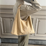 Stemningsbillede af beige RAINA taske. Fra BySofieSønderby