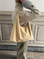 Stemningsbillede af beige RAINA taske. Fra BySofieSønderby