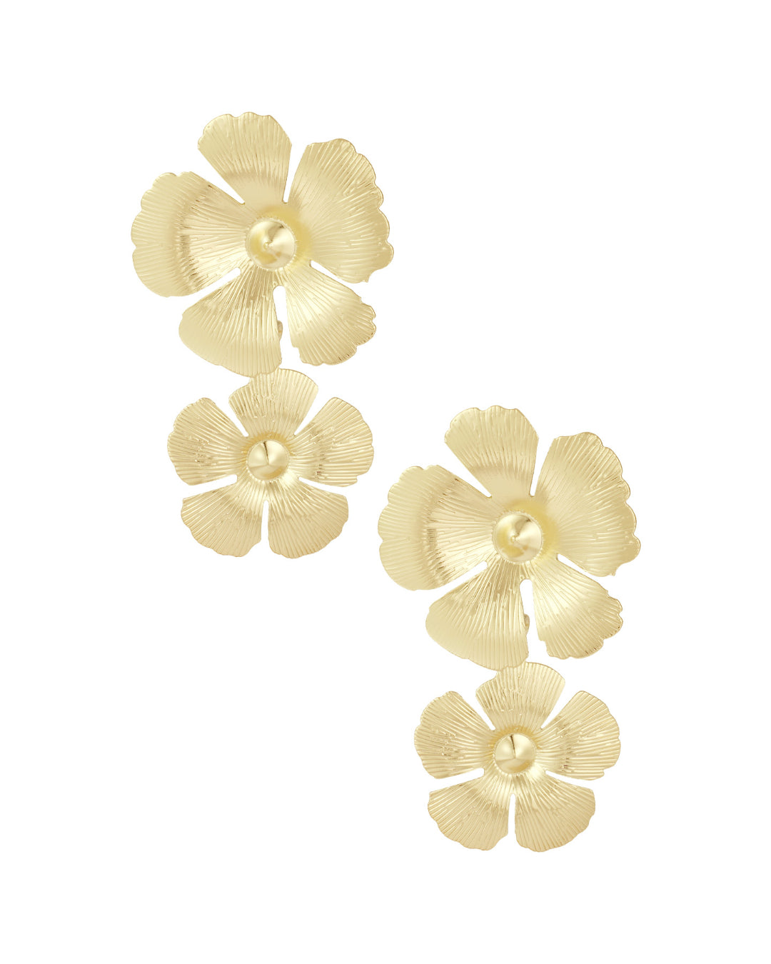 Guldblomsterøreringe med tre lagdelte kronblade og en kugleformet midte, opstillet mod en hvid baggrund, der fremhæver deres elegante, polerede tekstur og delikate blomstermotiv.