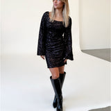 Modelfoto af pige i lilla RAYA kjole med pailetter, samt sorte støvler. Alt er fra BySofieSønderby.